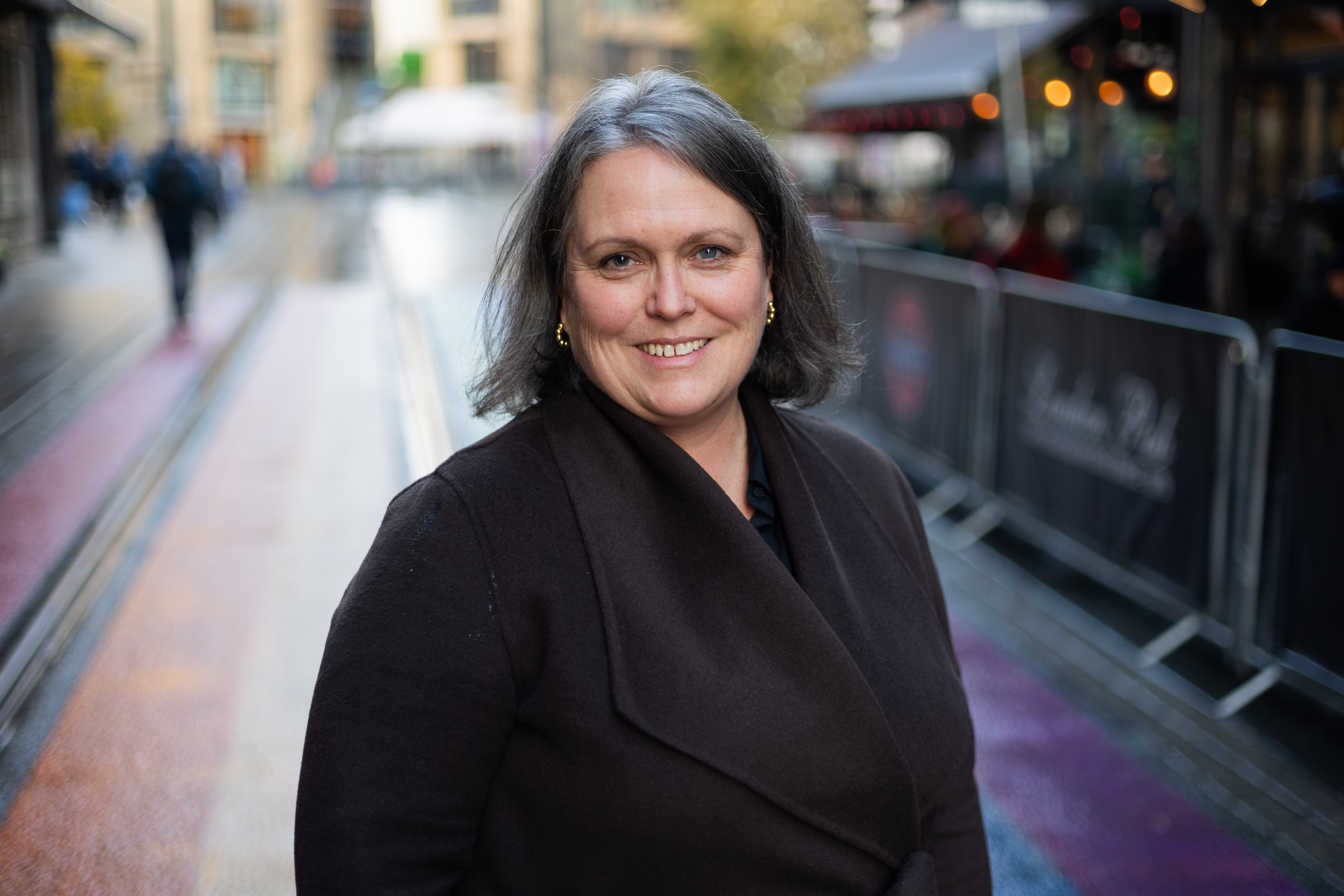 Eva Klokkerud utenfor London Pub foto: Kirkerådet