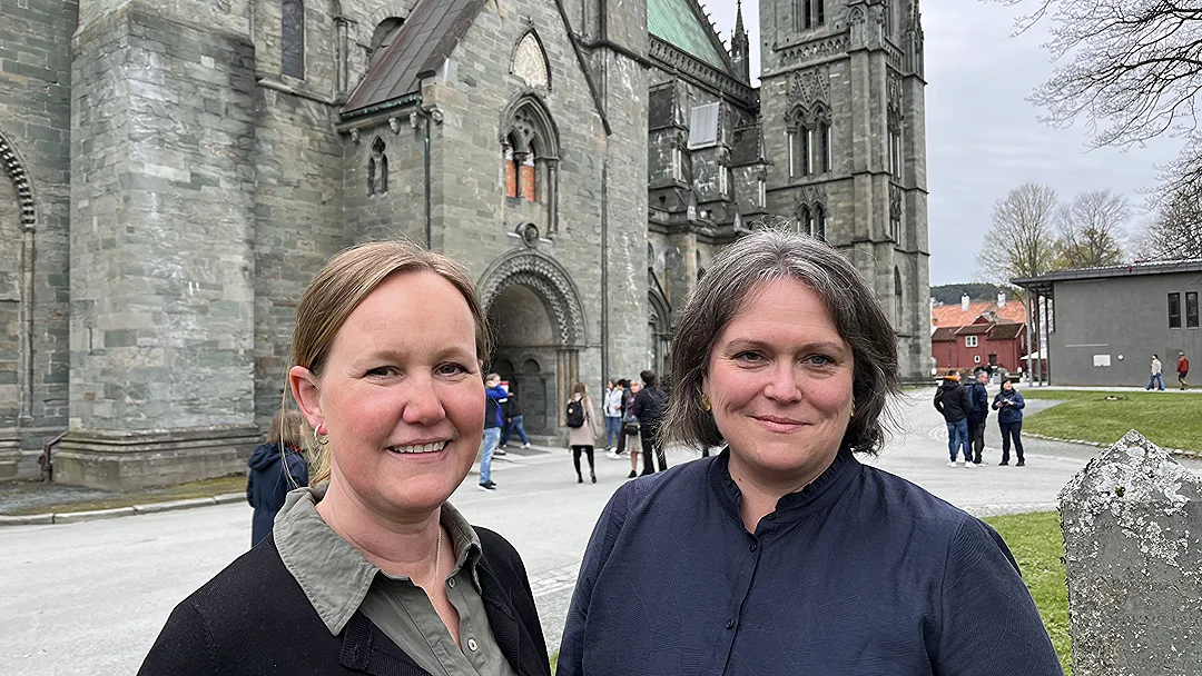 Nestleder Lene Beate Nordengen og leder Eva Klokkerud foran Nidarosdomen