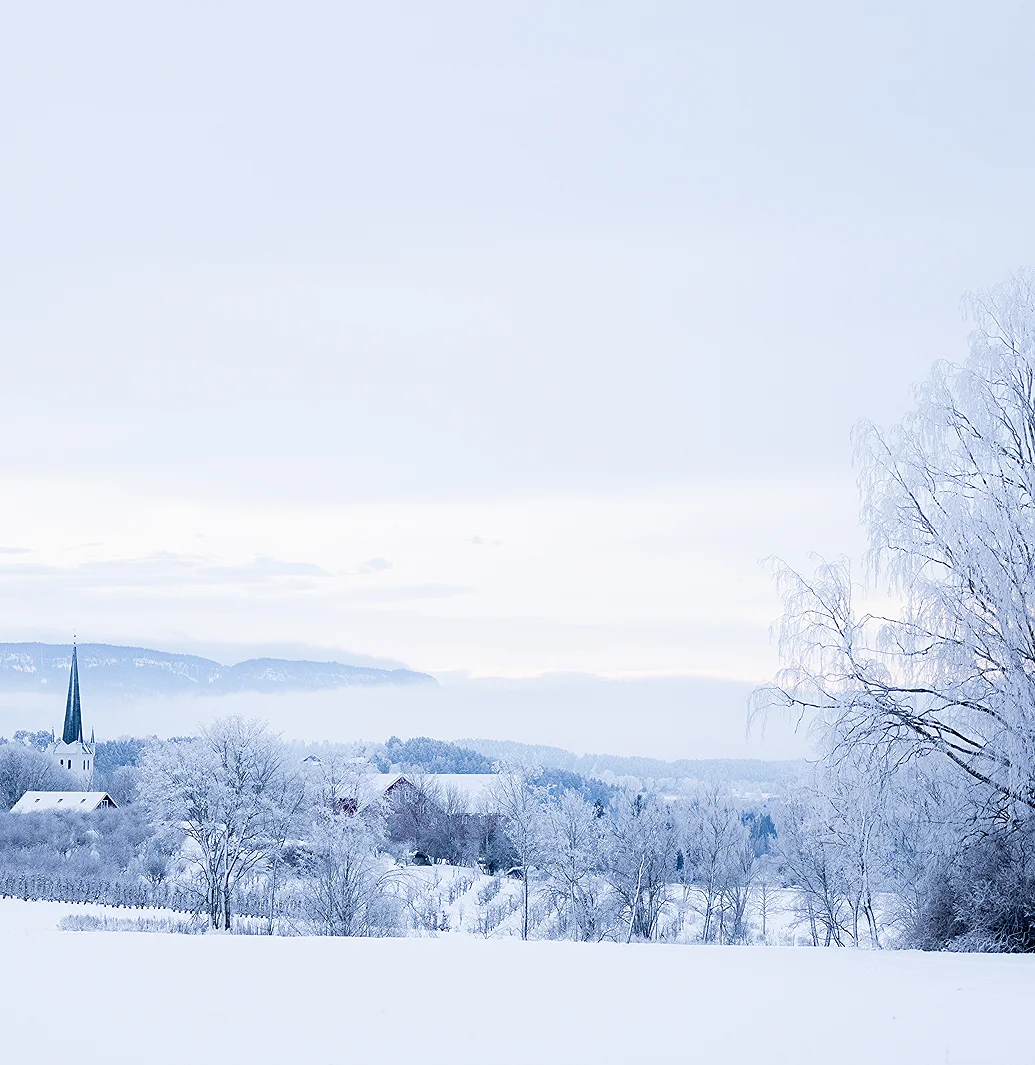 Kirke i vinterlandskap