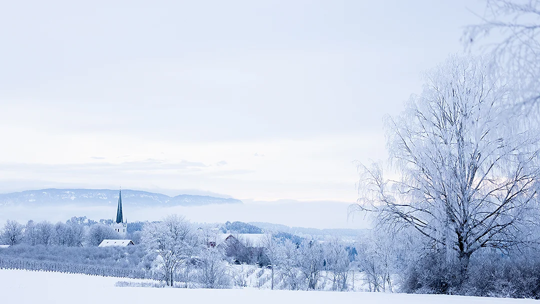Kirke i vinterlandskap